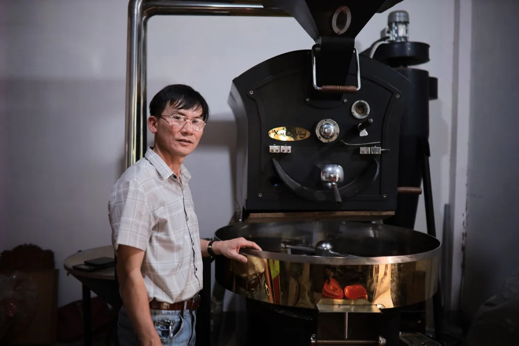 Ông Lê Ngọc Trịnh bên máy rang cà phê